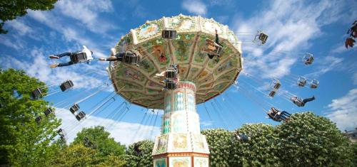 photo-cover-les-chaises-volantes-le-jardin-dacclimatation-paris-sylvainbachelot-2800x1312